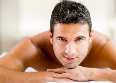 Um homem aumentou o tamanho do pênis com massagem