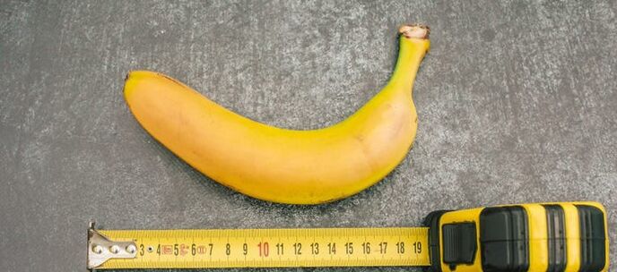 medição do pênis usando uma banana como exemplo