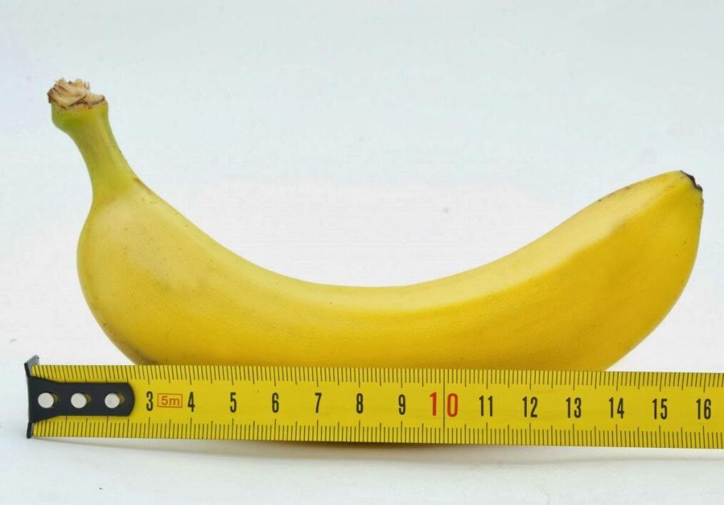 medição do pênis antes do alargamento usando o exemplo de uma banana